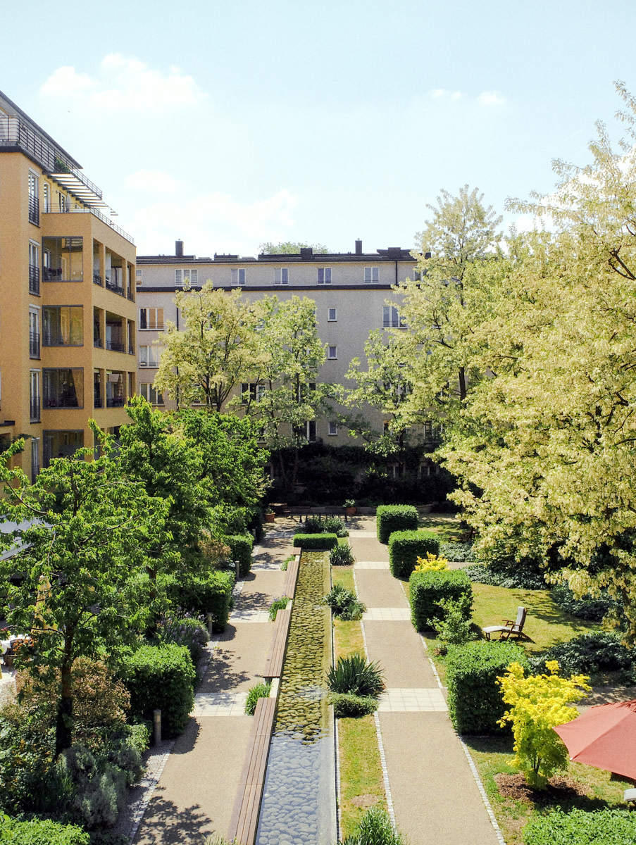 Blick auf den Garten der Luxus Seniorenresidenz Tertianum München