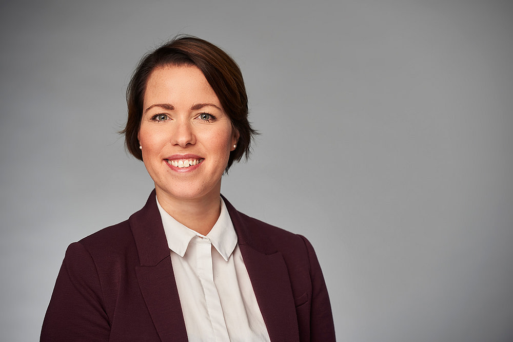 Portraitfoto von Anna Schingen, Chief Product Officer, verantwortlich für Marketing & Produktentwicklung