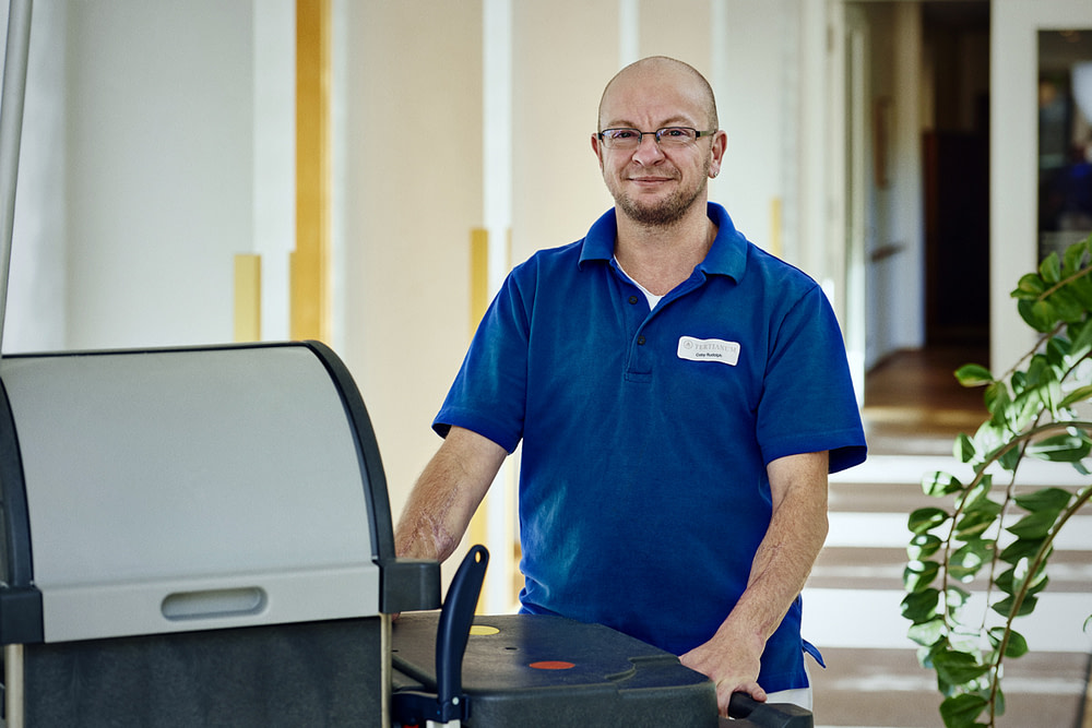 Berufsbild Hauswirtschaft: Coby Rudolph arbeitet als Stellvertretender Hauswirtschaftsleiter in der Tertianum Premium Residenz München