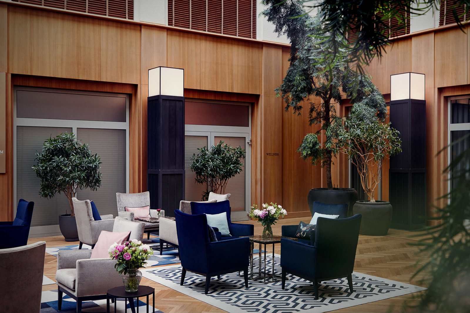 Wohnen im Alter: geschmackvoll eingerichtete Sitzecken im Atrium der Tertianum Premium Residence Berlin