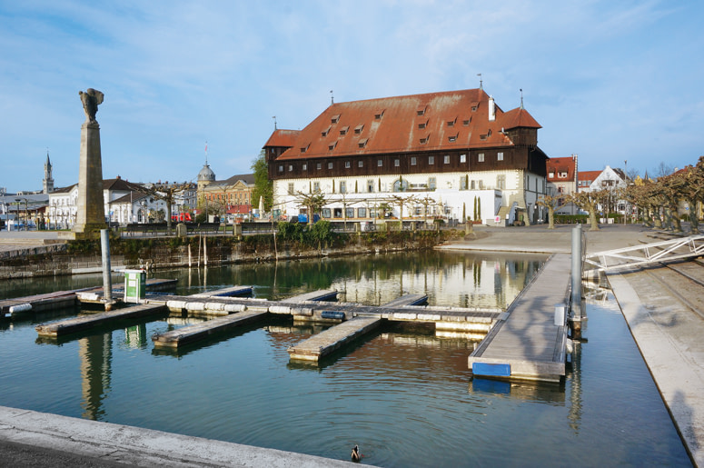 Reisen kennt kein Alter Bodensee Reiseführer für Senioren: Blick über das Konstanzer Hafenbecken auf das Konzilgebäude