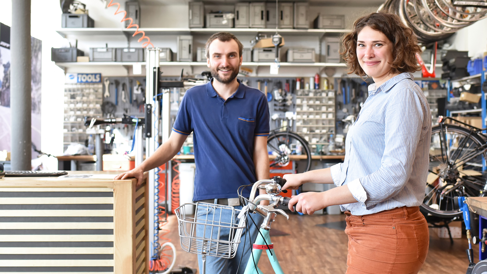 Beratung am POS - Mitarbeiter eines Fahrradgeschäfts berät Kunden über die Zahlungsmethoden von easyCredit-Ratenkauf