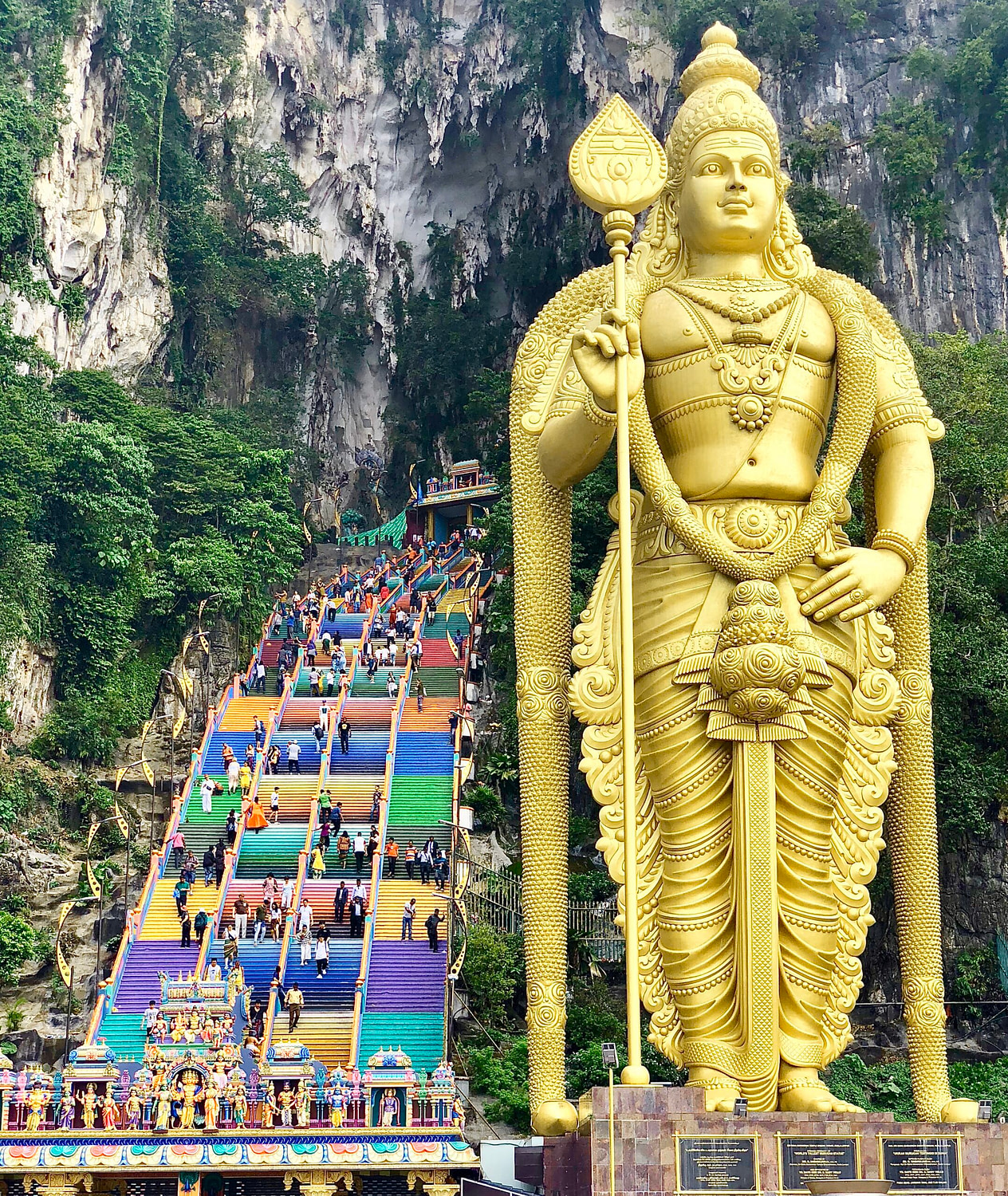 Goldene Statue des Gottes Murugan vor den Batu Caves