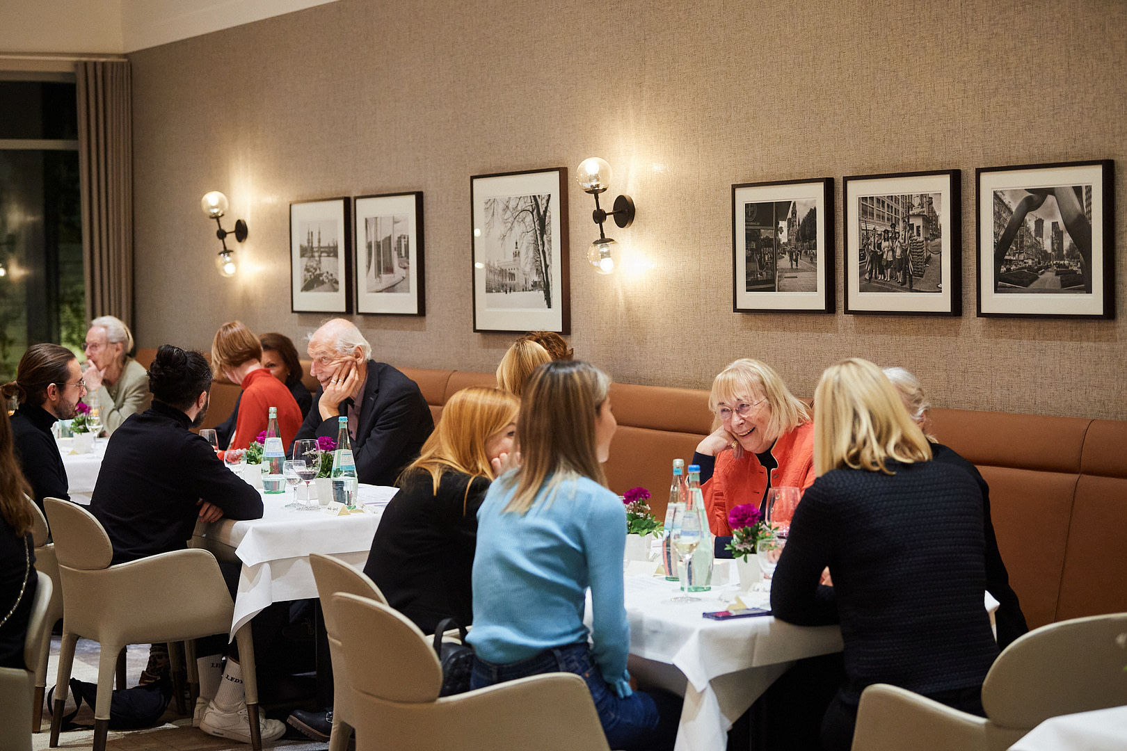 Gäste unterschiedlichen Alters sitzen am Tisch beim Tertianum Generationen-Dinner