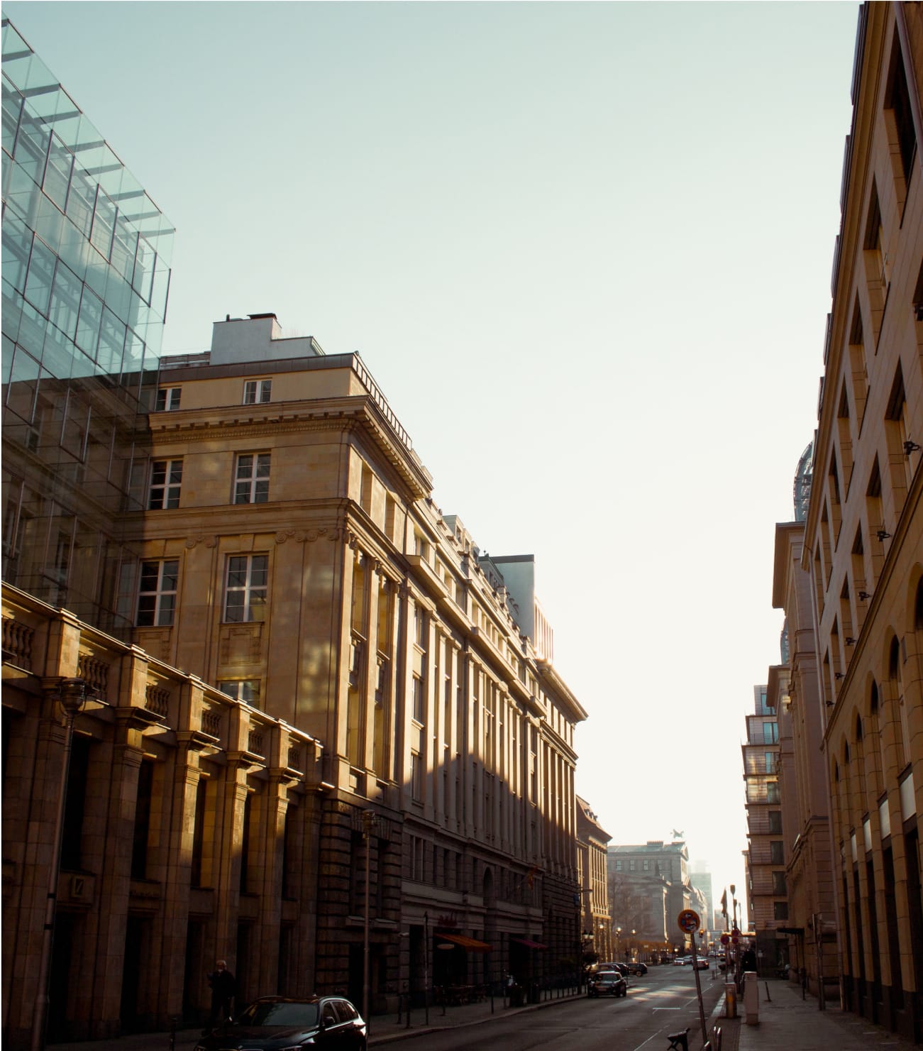 Straßenzug mit Gebäuden mit historischen Stein- und modernen Glasfassaden, die von RAS Quartiers Concierges betreut werden