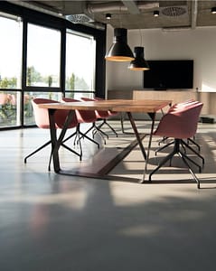 Besprechungsraum mit Stühlen - RAS Office Management kümmert sich um Ihre Meeting Infrastruktur