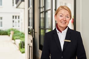 RAS Services Mitarbeiter Riina Thielmann an ihrem Arbeitsplatz als Concierge