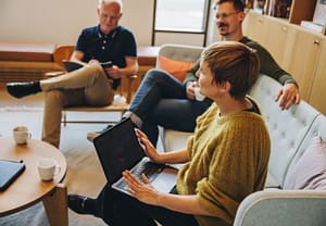MitarbeiterInnen von RAS Services bei Team-Meeting