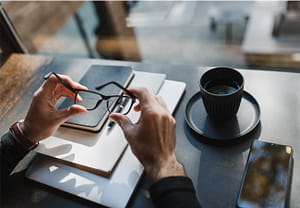 Schreibtisch Brille Kaffeetasse