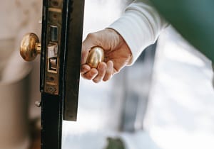 Tür wird geöffnet - RAS Community Concierge bietet herzliches Willkommen im Quartiert