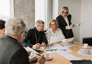 glückliche Mitarbeiter bei Besprechung - Loyalität ist im Ergebnis unbezahlbar
