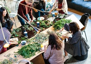Gruppe Frauen arbeiten mit Grünpflanzen - RAS Community Concierge ist eine Lösung für Quartiere mit gemischter Nutzung