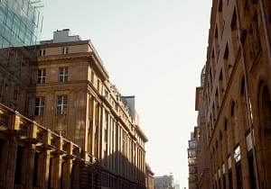Gebäudefront an Straße - RAS Quartiers-Concierge bietet exzellenten Service für Wohn- und Geschäftsimmobilien