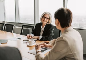 Besprechung von zwei Frauen über RAS Loyalty Concierge