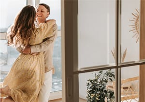 Paar freut sich über neue Wohnung, die dank RAS After Sales Services entspannt bezogen werden kann