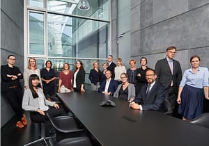 Teamfoto in Besprechungsraum der DPF AG, Mitbegründer von RAS Consulting