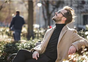 glücklicher Mann in Park - mit RAS Loyalty Concierge zeigen Sie Loyalität und entlasten Ihre Mitarbeiter