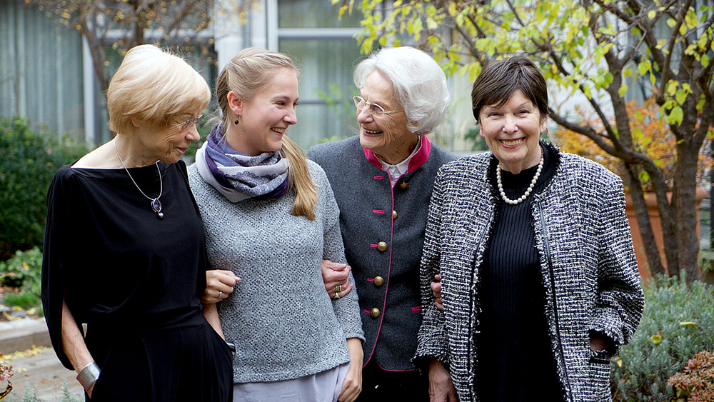 Gelebter Generationenaustausch der Tertianum Premium Group: Drei Residenz-Bewohnerinnen genießen das Beisamensein mit einer Studentin (Student in Residence)