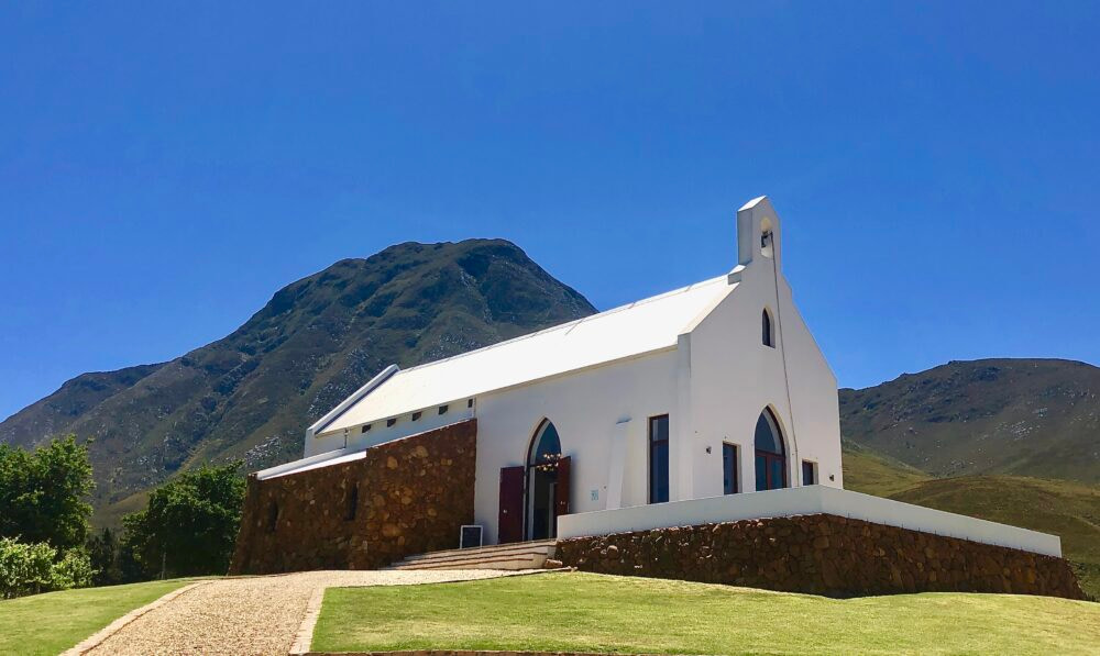 Weißes Gebäude des Weingut Ataraxia in Südafrika