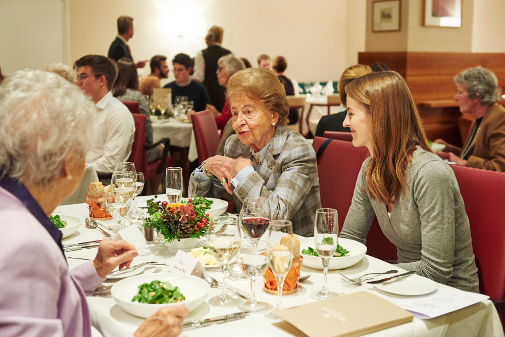 Studentin unterhält sich mit zwei Seniorinnen beim Generationen Dinner