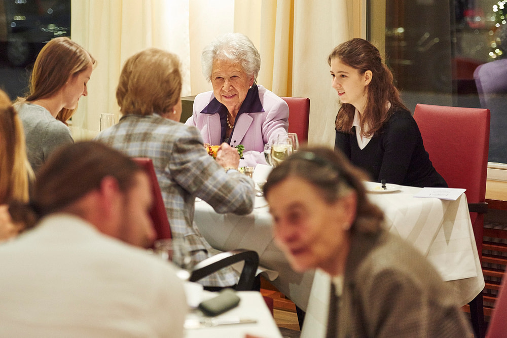 Generationenaustausch bei Tertianum: Seniorin und Student genießen den Abend beim Generationen-Dinner