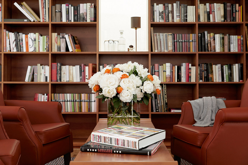 Bibliothek mit gemütlichen Sesseln in der Tertianum Premium Residence
