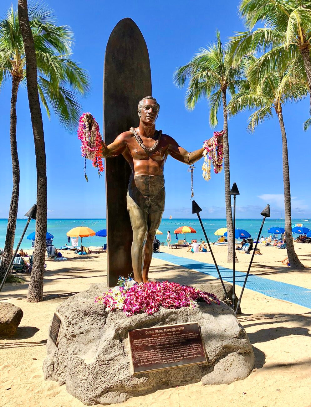 Denkmal für den Surfer Duke Kahanamoku am Waikiki Beach in Hawaii