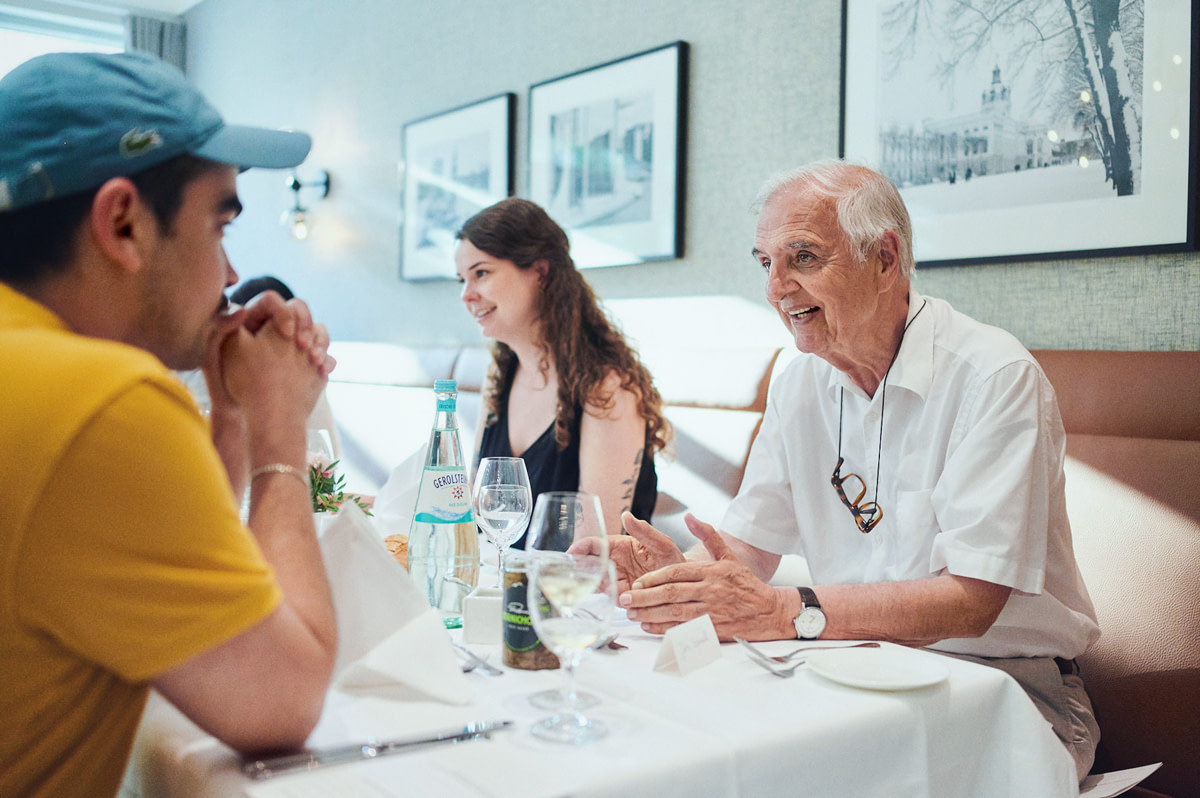 Junge Leute mit Senioren beim Essen in der Luxus Seniorenresidenz Tertianum