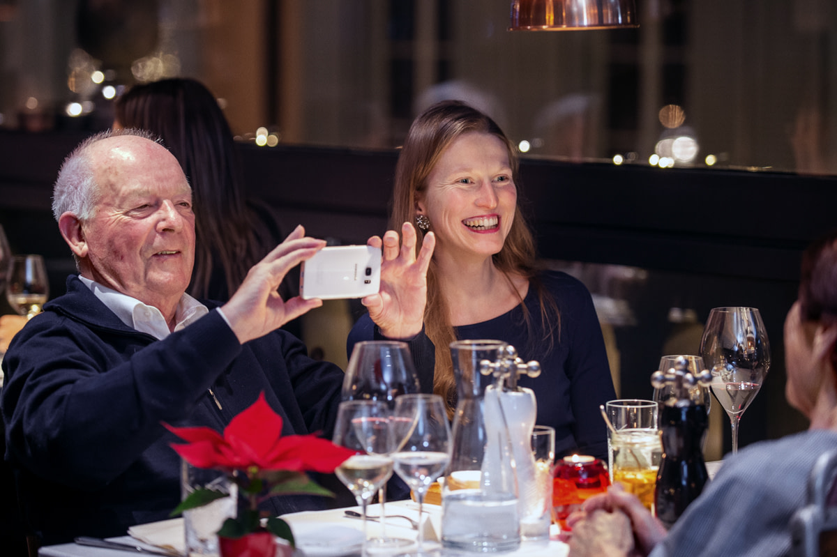 Generationenaustausch bei Tertianum - Residenzbewohner und Studierende beim Generationendinner