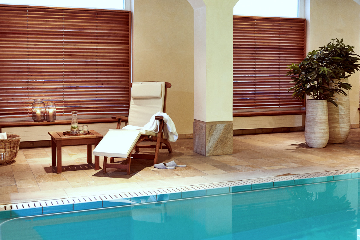 Spa- und Wellnessbereich der Tertianum Premium Residence. Indoor-Pool mit Liege