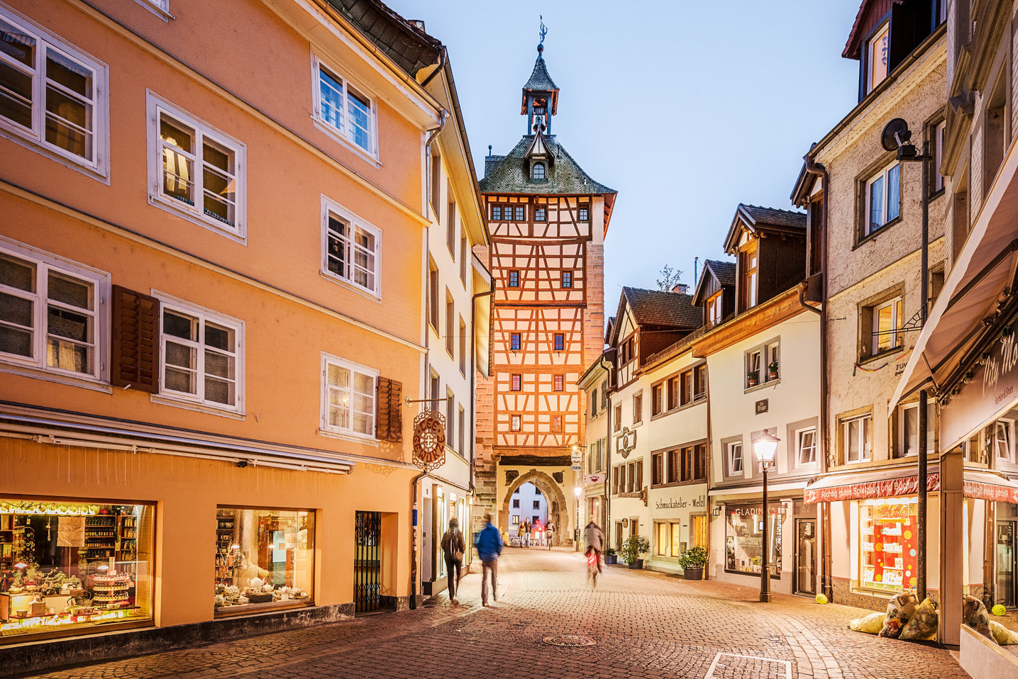 Reisen kennt kein Alter Bodensee Reiseführer für Senioren: Konstanzer Altstadt am Schnetztor im Abendlicht