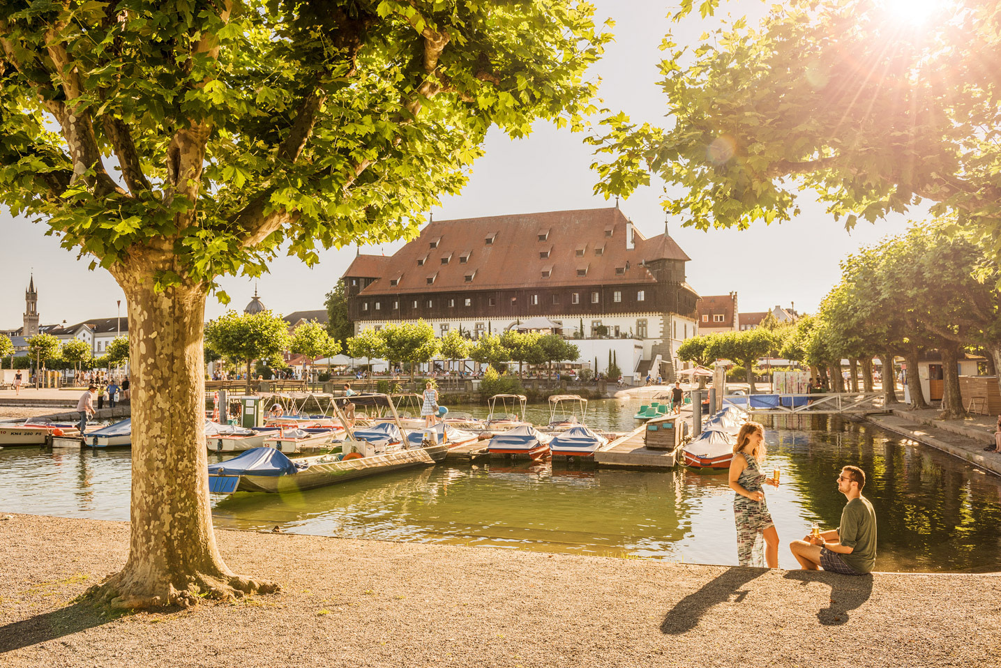 Reisen kennt kein Alter Bodensee Reiseführer für Senioren: Blick vom Stadtgarten über den Hafen auf das Konzilsgebäude von Konstanz