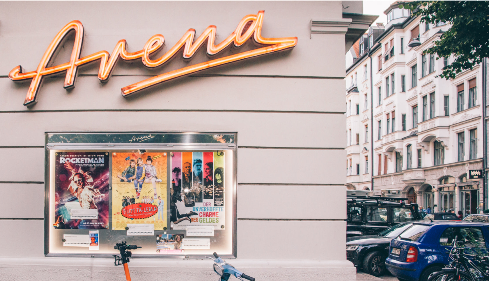 Bei einem Stadtrundgang München auf eigene Faust entdecken - Fassade des Arena Kinos