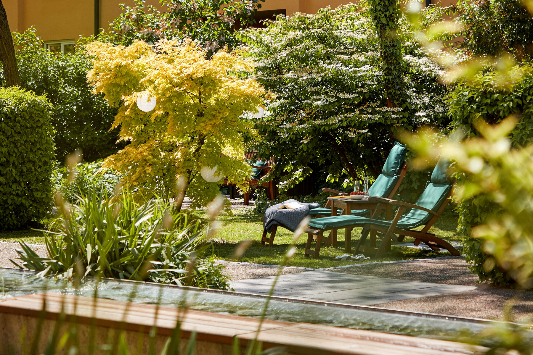 Oase der Entspannung: Zwei liegen im gemeinschaftlichen Garten der Tertianum Residenz