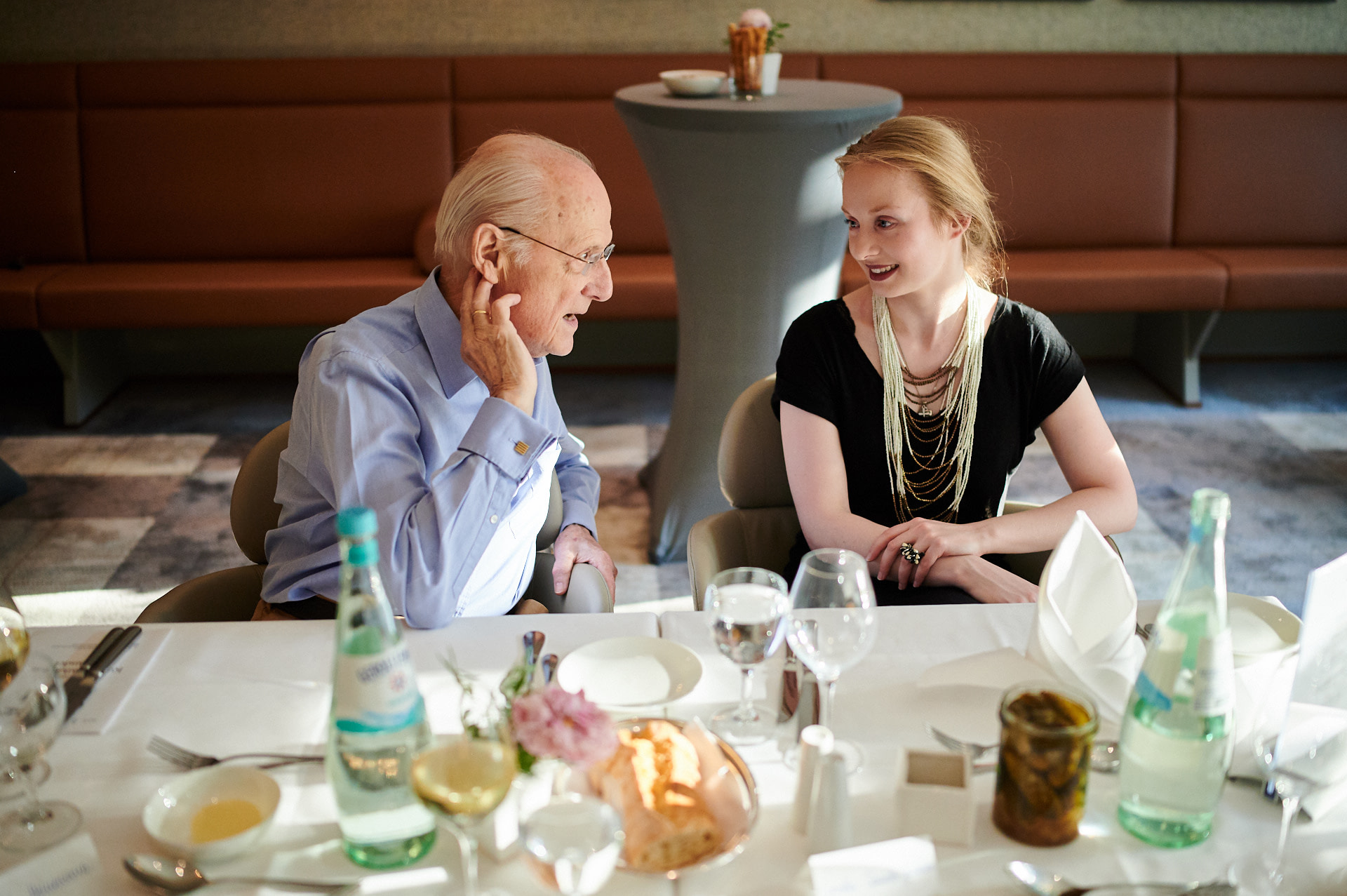 Älterer Herr und junge Studentin unterhalten sich beim Generationen Dinner