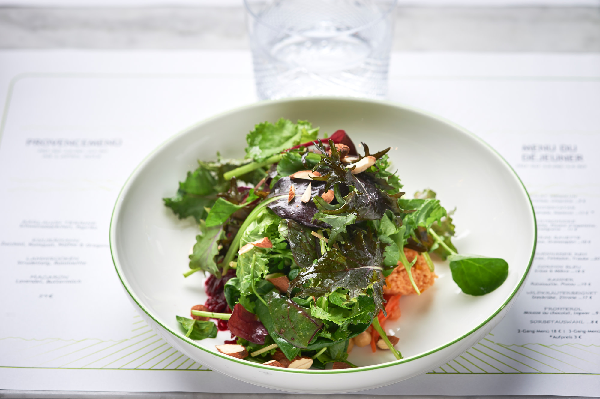 modern-französischer Genuss à la Colette - gemischter Salat mit mariniertem Gemüse, Blattsalaten & Petersiliendressing