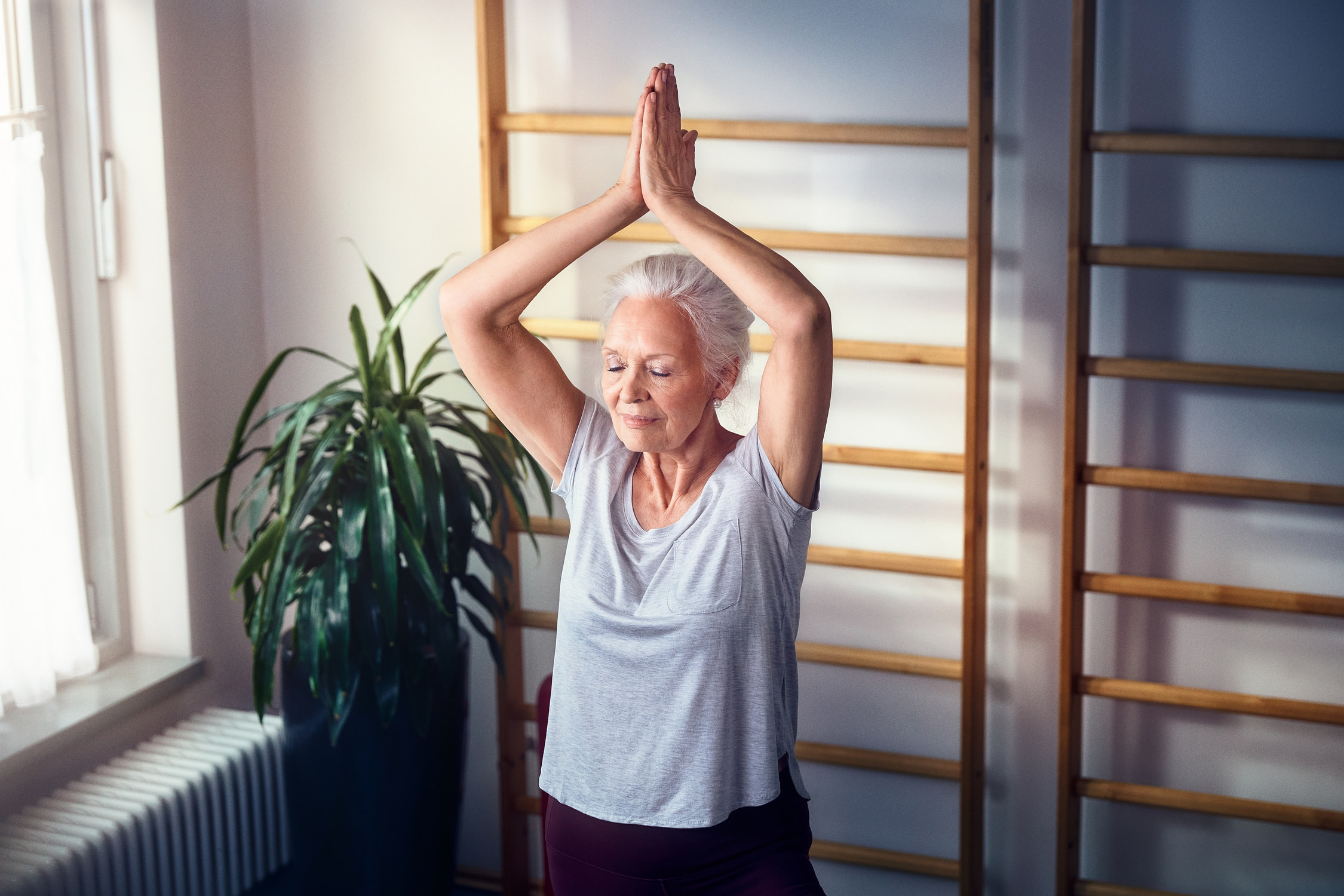 Fit im Alter: Bewohnerin der Tertianum Premium Residence beim Yoga