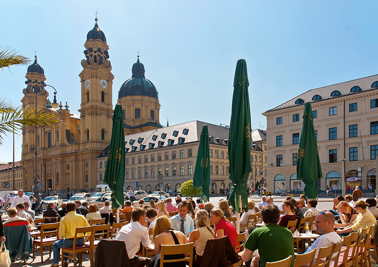 Leben kennt kein Alter - München Reiseführer für Senioren: Blick vom Café Tambosi auf den Odeonsplatz