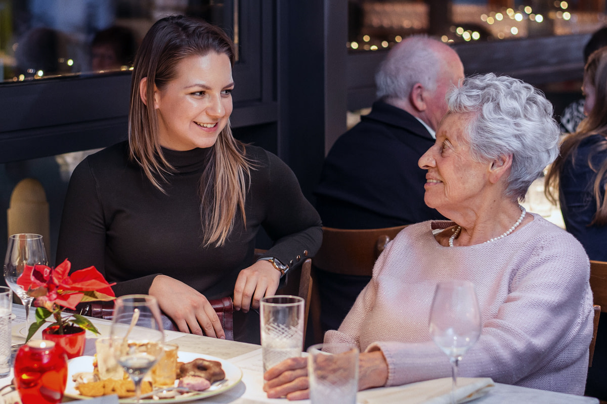 Eine junge und eine ältere Frau beim Dinner in der Tertianum Luxus Seniorenresidenz