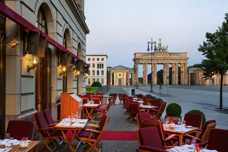 Reisen kennt kein Alter Berlin Reiseführer für Senioren: Blick vom Gastgarten des Hotels Adlon aufs Brandenburger Tor