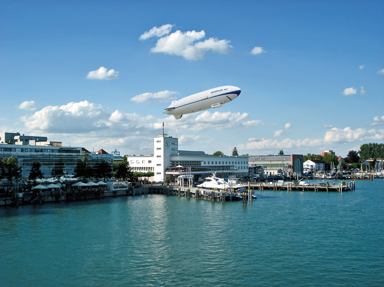 Reisen kennt kein Alter Bodensee Reiseführer für Senioren: Zeppelin Museum und schwebender Zeppelin NT am Hafen von Friedrichshafen
