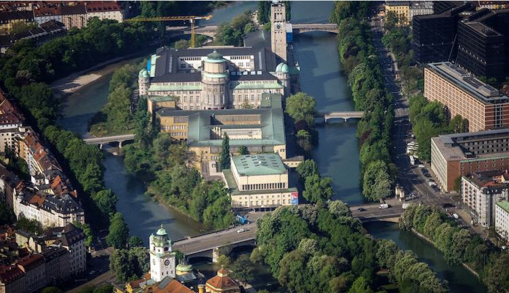Luftbild des Deutschen Museums, auf der Flussinsel der Isar. Highlight bei einem Stadtrundgang durch München!