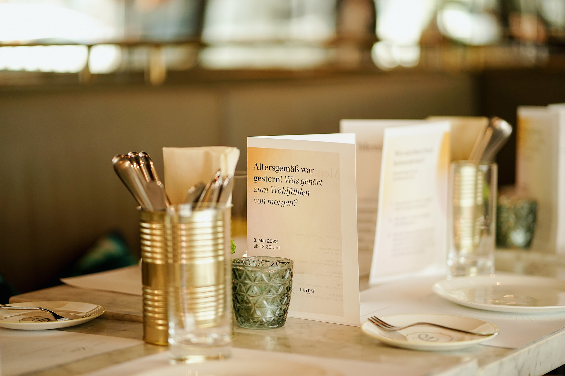 Eingedeckter Tisch mit Programmheft des Events 'Tertianum Circle'