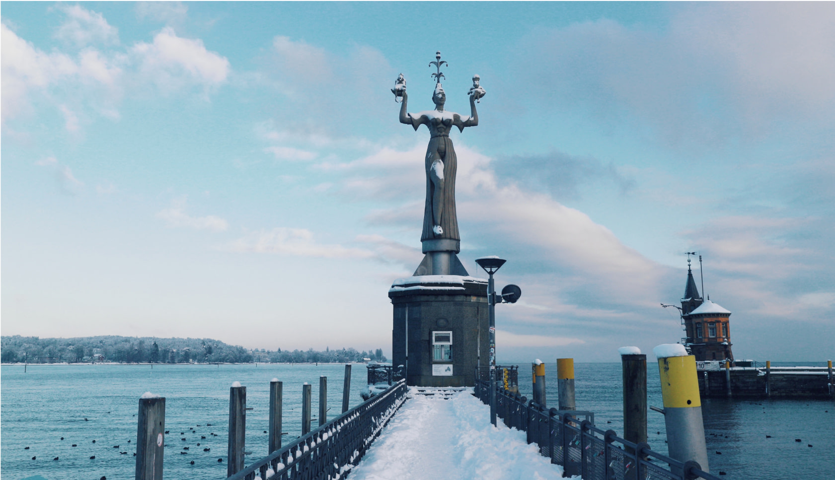 Von Schnee bedeckte Imperia Statue im Konstanzer Hafen