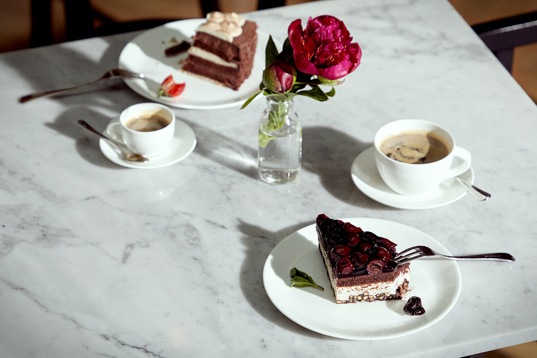 Gedeckter Tisch mit Café und Kuchen im Tertianum Berlin