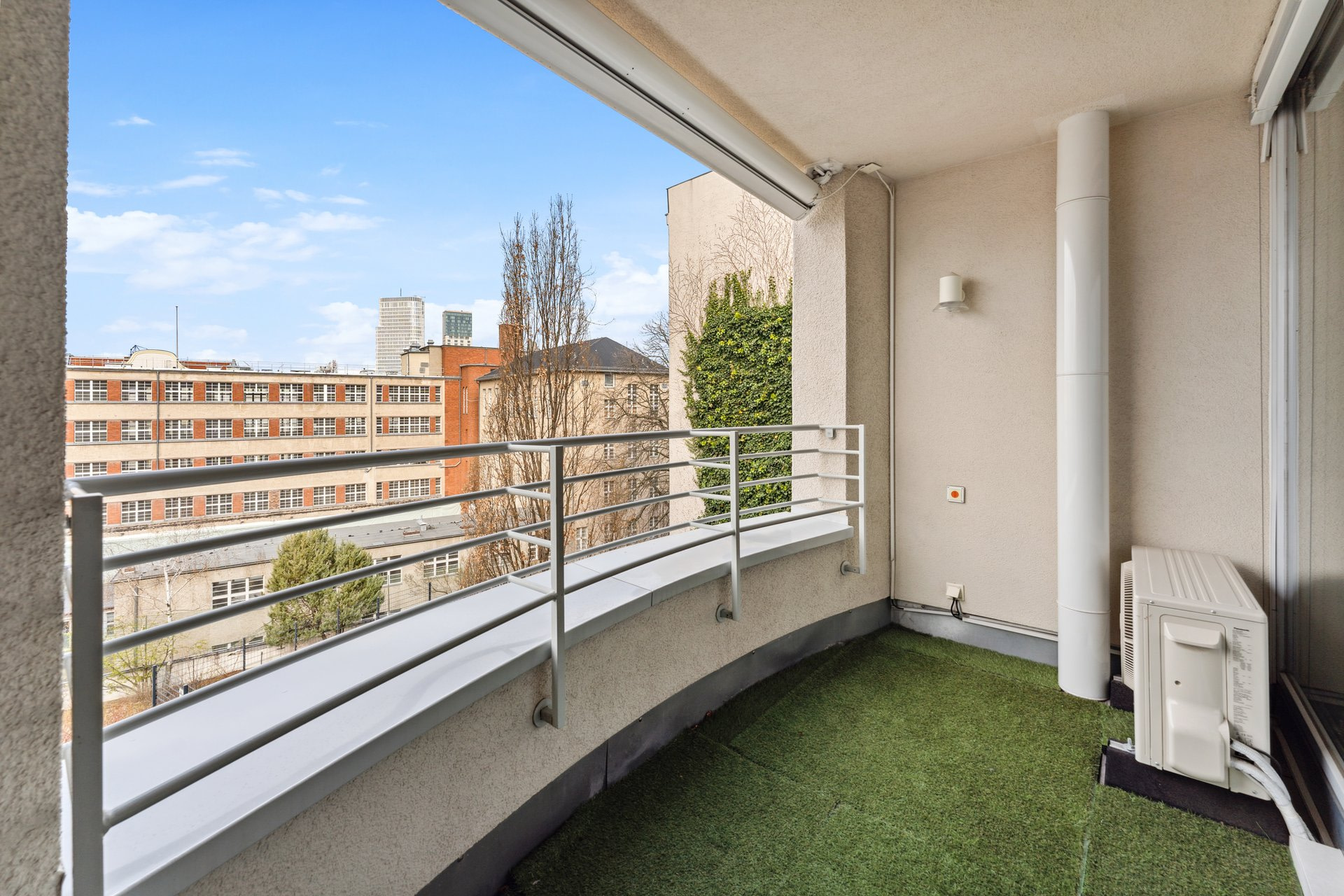 Dieses Beispiel zeigt Ihnen die Sicht auf einen Balkon sowie eine mögliche Aussicht auf die Umgebung der Berliner City West. Aufnahme eines bezugsfertigen Apartments in der Tertianum Residenz Berlin.