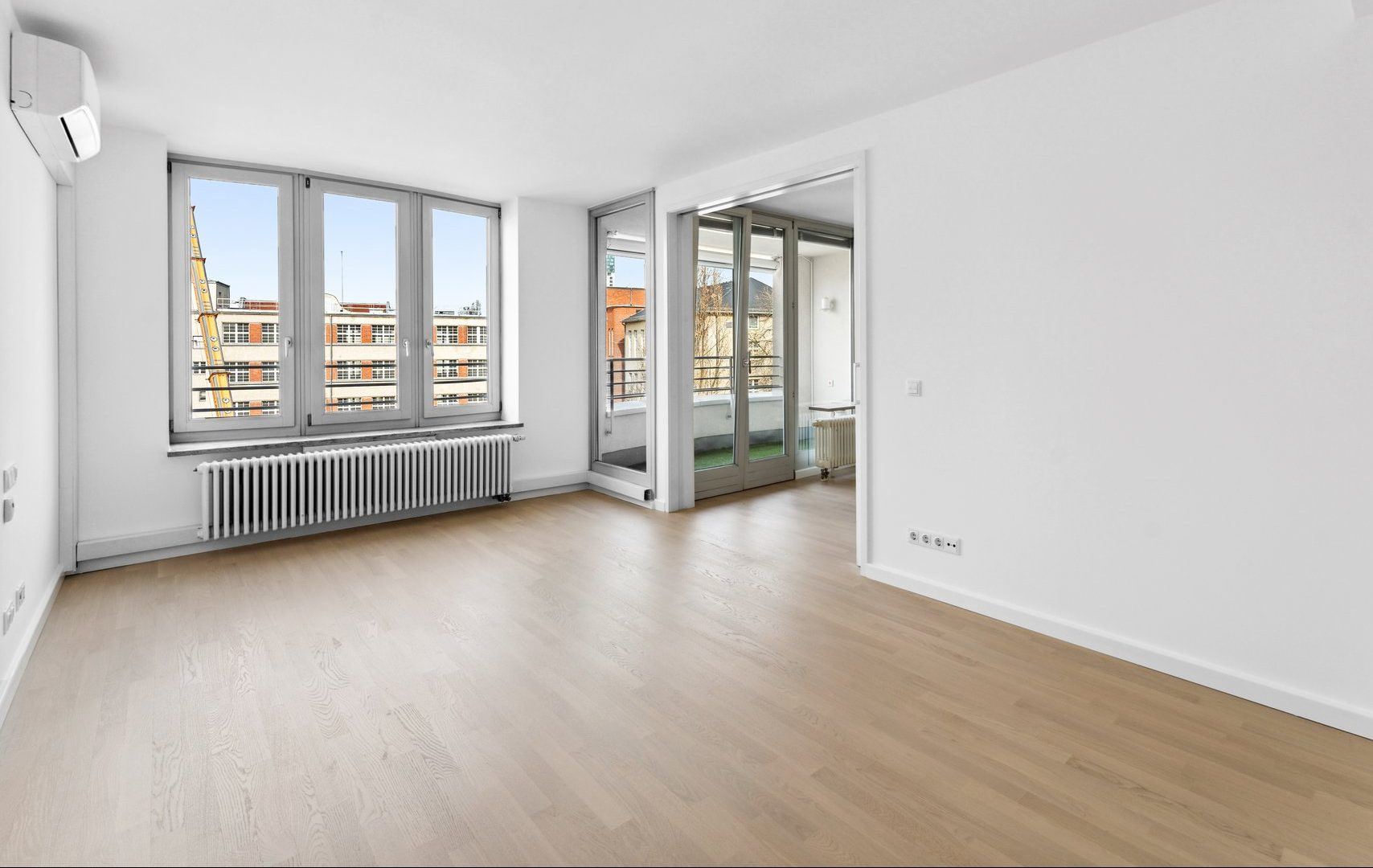 Auf dieser Aufnahme eines bezugsfertigen Apartments in der Tertianum Residenz Berlin sehen Sie den Schlafbereich eines Apartments mit Balkon.