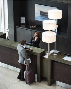 Mann beim Check-in am Concierge Desk von RAS Reception Services
