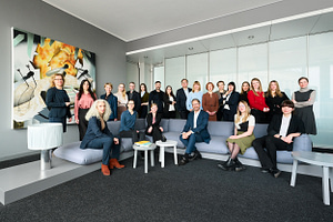DPF Group Gruppenbild im Büro