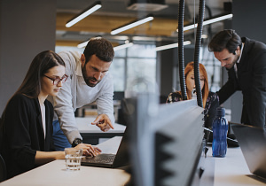 Mitarbeiter am Arbeitsplatz - RAS Office Management sorgt für startklaren Konferenzraum